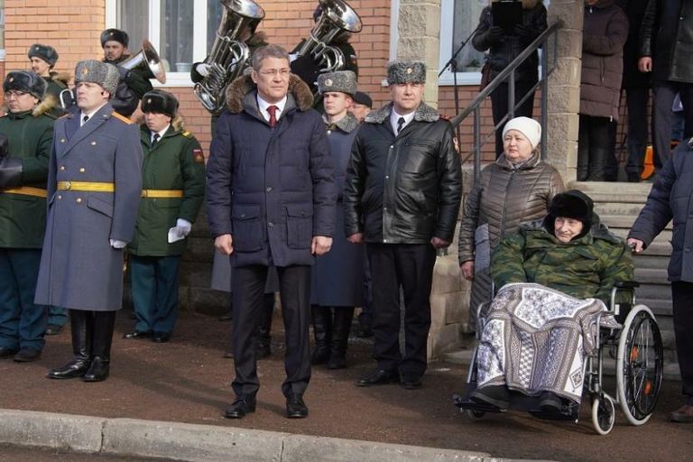 Парад для 102-летнего участника Великой Отечественной войны Мугина Нагаева в Уфе в День защитника Отечества Парад для 102-летнего участника Великой Отечественной войны Мугина Нагаева в Уфе в День защитника Отечества