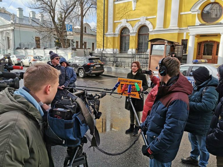 Глава Sputnik Эстония Елена Черышева на пикете у посольства Эстонии в Москве Глава Sputnik Эстония Елена Черышева на пикете у посольства Эстонии в Москве