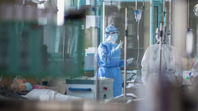 Медсестры работают в отделении интенсивной терапии, специализирующемся на пациентах, инфицированных коронавирусом в Ухане Медсестры работают в отделении интенсивной терапии, специализирующемся на пациентах, инфицированных коронавирусом в Ухане