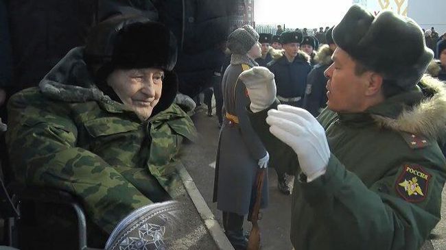 В Уфе провели парад для 102-летнего ветерана В Уфе провели парад для 102-летнего ветерана
