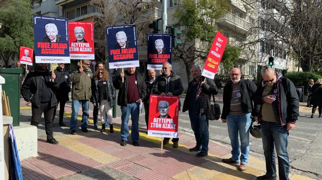 Пикет в поддержку Джулиана Ассанжа возле посольства Великобритании в Греции. 24 февраля 2020 Пикет в поддержку Джулиана Ассанжа возле посольства Великобритании в Греции. 24 февраля 2020