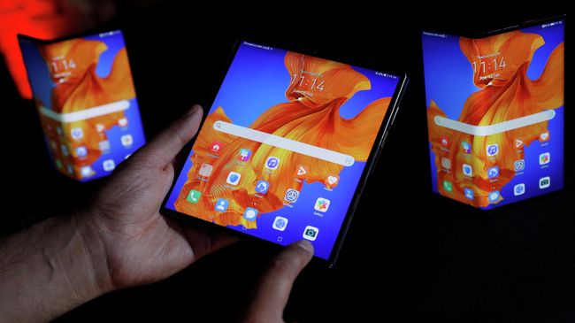 Сотрудник Huawei демонстрирует возможности устройства Huawei Mate XS Сотрудник Huawei демонстрирует возможности устройства Huawei Mate XS