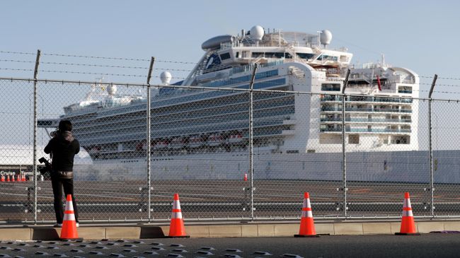 Круизный лайнер Diamond Princess в порту Йокогама, Япония Круизный лайнер Diamond Princess в порту Йокогама, Япония