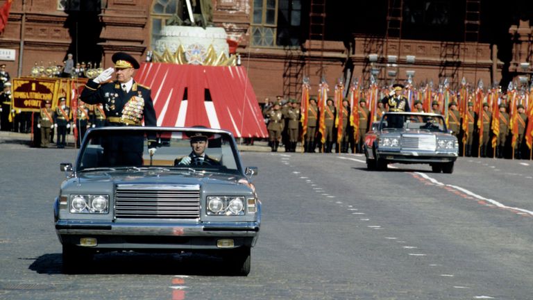 Министр обороны СССР, Маршал Советского Союза Дмитрий Тимофеевич Язов на военном параде на Красной площади Министр обороны СССР, Маршал Советского Союза Дмитрий Тимофеевич Язов на военном параде на Красной площади