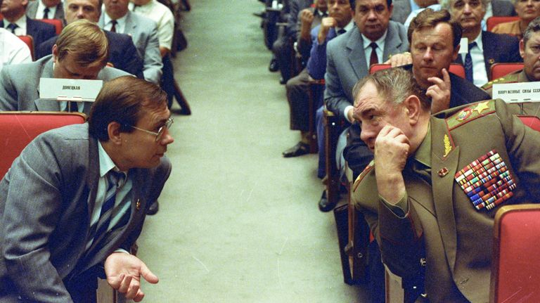 Маршал Советского Союза Дмитрий Тимофеевич Язов (справа) в зале заседаний Маршал Советского Союза Дмитрий Тимофеевич Язов (справа) в зале заседаний