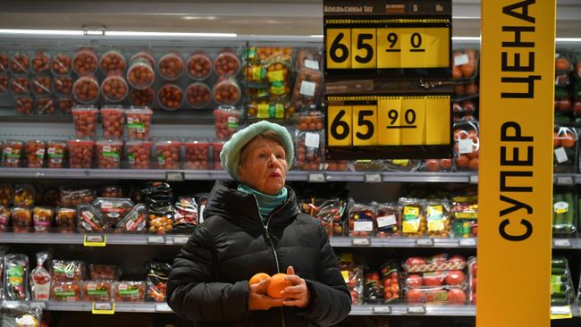 Женщина выбирает апельсины в супермаркете Перекресток в Москве Женщина выбирает апельсины в супермаркете Перекресток в Москве
