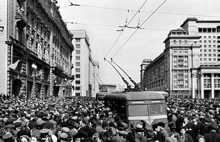 Москвичи на Моховой улице в Москве. 9 мая 1945 
