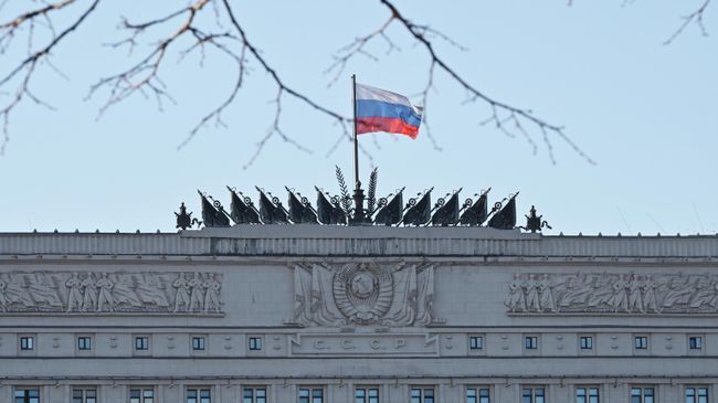 Флаг на здании министерства обороны РФ Флаг на здании министерства обороны РФ