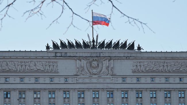 Флаг на здании министерства обороны РФ на Фрунзенской набережной в Москве Флаг на здании министерства обороны РФ на Фрунзенской набережной в Москве