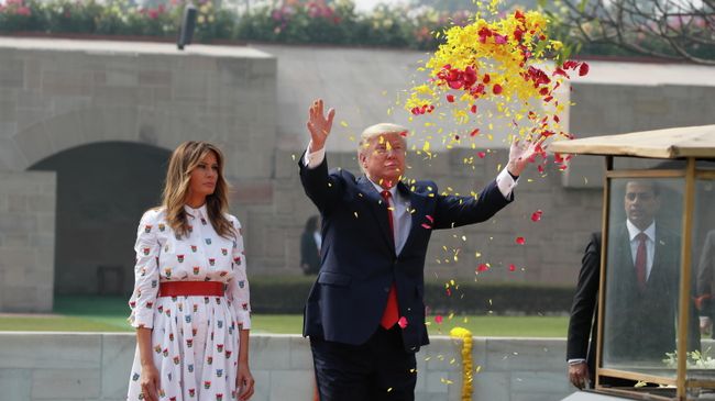 Президент США Дональд Трамп и первая леди Мелания Трамп в Радж Гхате, мемориале Махатмы Ганди, в Нью-Дели, Индия. 25 февраля 2020 Президент США Дональд Трамп и первая леди Мелания Трамп в Радж Гхате, мемориале Махатмы Ганди, в Нью-Дели, Индия. 25 февраля 2020