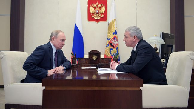 Президент РФ Владимир Путин и глава Республики Северная Осетия - Алания Вячеслав Битаров во время встречи Президент РФ Владимир Путин и глава Республики Северная Осетия - Алания Вячеслав Битаров во время встречи