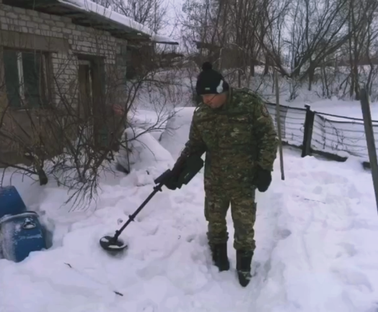 Следователи осматривают придомовую территорию Следователи осматривают придомовую территорию