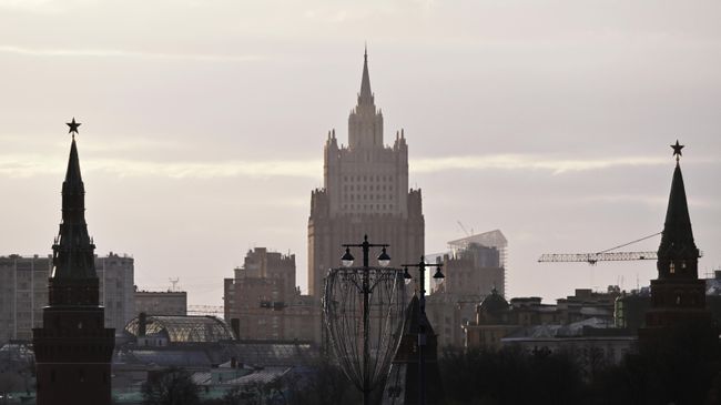 Московский Кремль и здание Министерства иностранных дел Московский Кремль и здание Министерства иностранных дел