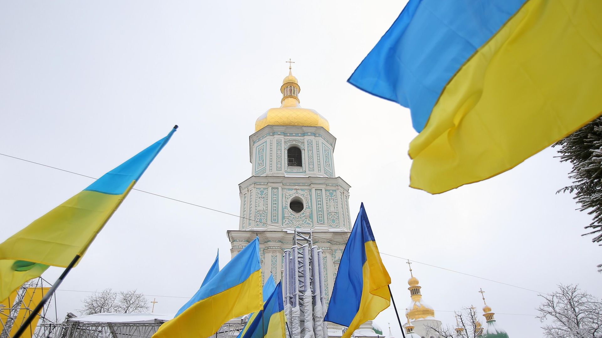 Украинские флаги на фоне собора Украинские флаги на фоне собора - РИА Новости, 1920, 02.04.2023