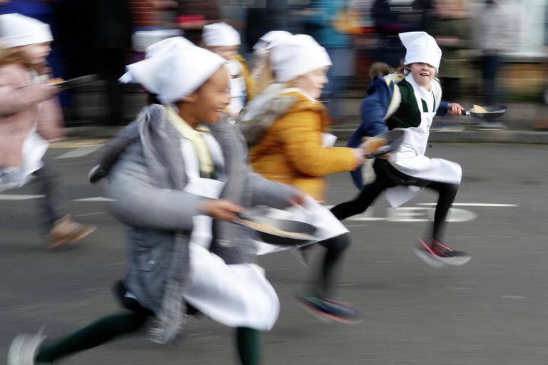 Участники забега с блинами в Олни