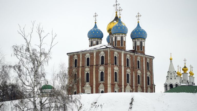Успенский собор (на переднем плане) и Богоявленский храм Спасо-Преображенского мужского монастыря города Рязани Успенский собор (на переднем плане) и Богоявленский храм Спасо-Преображенского мужского монастыря города Рязани