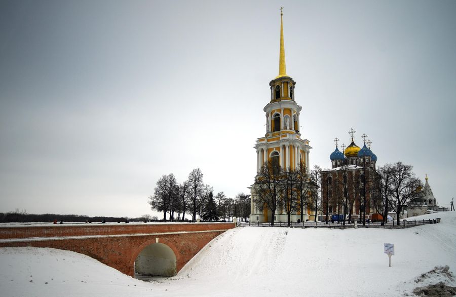 Успенский собор и колокольня Успенского собора Спасо-Преображенского мужского монастыря города Рязани Успенский собор и колокольня Успенского собора Спасо-Преображенского мужского монастыря города Рязани