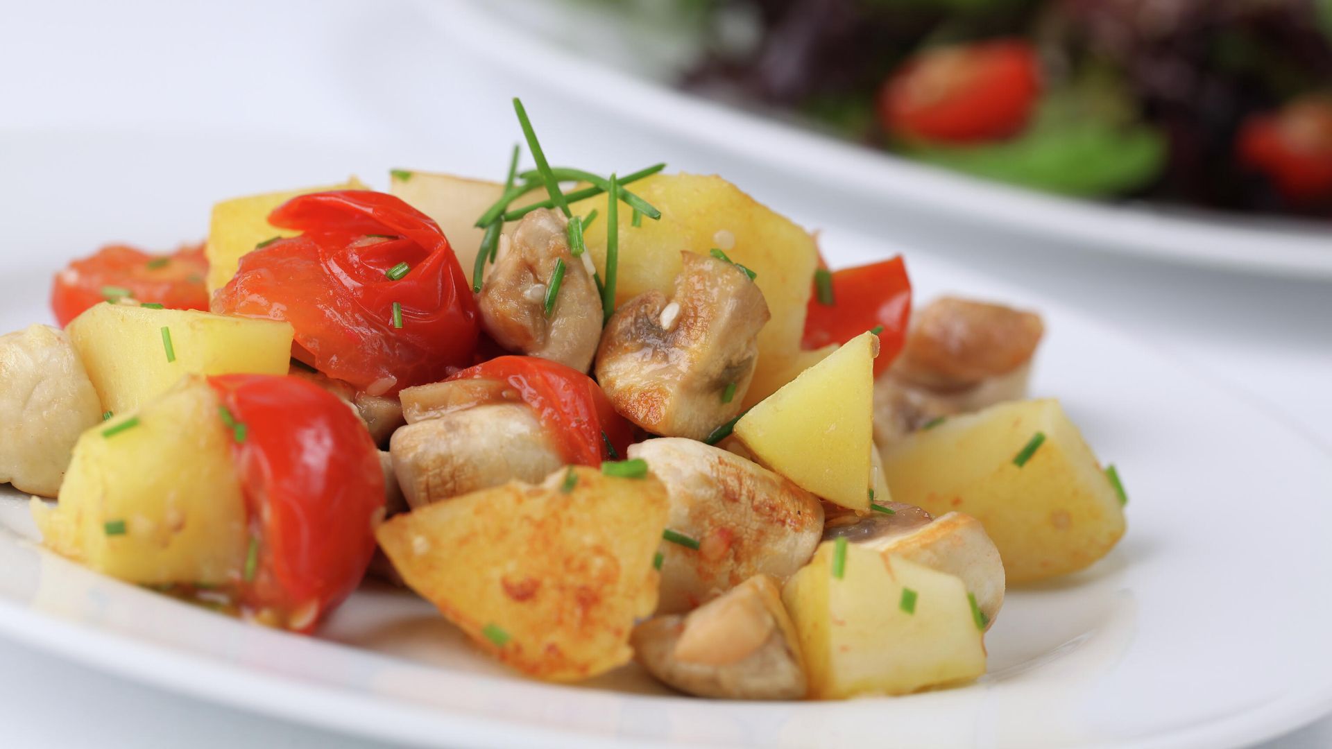 Жареный картофель с грибами и томатами черри Жареный картофель с грибами и томатами черри - РИА Новости, 1920, 20.03.2021