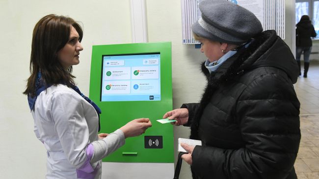 Пациент записывается на прием к врачу в поликлинике Пациент записывается на прием к врачу в поликлинике