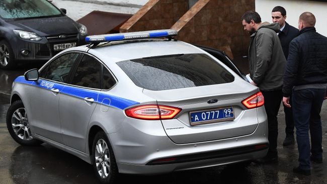 Бывший полицейский Денис Коновалов садится в полицейский автомобиль у здания Басманного суда в Москве. 26 февраля 2020 Бывший полицейский Денис Коновалов садится в полицейский автомобиль у здания Басманного суда в Москве. 26 февраля 2020
