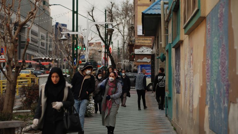 Люди в медицинских масках на улице столицы Ирана города Тегеран Люди в медицинских масках на улице столицы Ирана города Тегеран