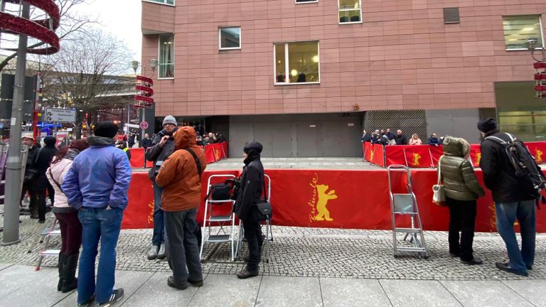 Фотографы и зеваки ждут приезда звезд перед премьерой на 70-м Берлинском кинофестивале