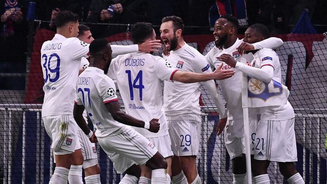 Lyon's French midfielder Lucas Tousart (C) celebrates with teammates after scoring a goal during the UEFA Champions League round of 16 first-leg football match between Lyon and Juventus at the Parc Olympique Lyonnais stadium in Decines-Charpieu, central-eastern France, on February 26, 2020. (Photo by FRANCK FIFE / AFP) Lyon's French midfielder Lucas Tousart (C) celebrates with teammates after scoring a goal during the UEFA Champions League round of 16 first-leg football match between Lyon and Juventus at the Parc Olympique Lyonnais stadium in Decines-Charpieu, central-eastern France, on February 26, 2020. (Photo by FRANCK FIFE / AFP)