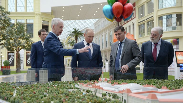 Президент РФ Владимир Путин в новом детском парке развлечений Остров мечты Президент РФ Владимир Путин в новом детском парке развлечений Остров мечты