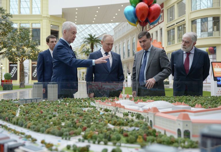 Президент РФ Владимир Путин в новом детском парке развлечений Остров мечты