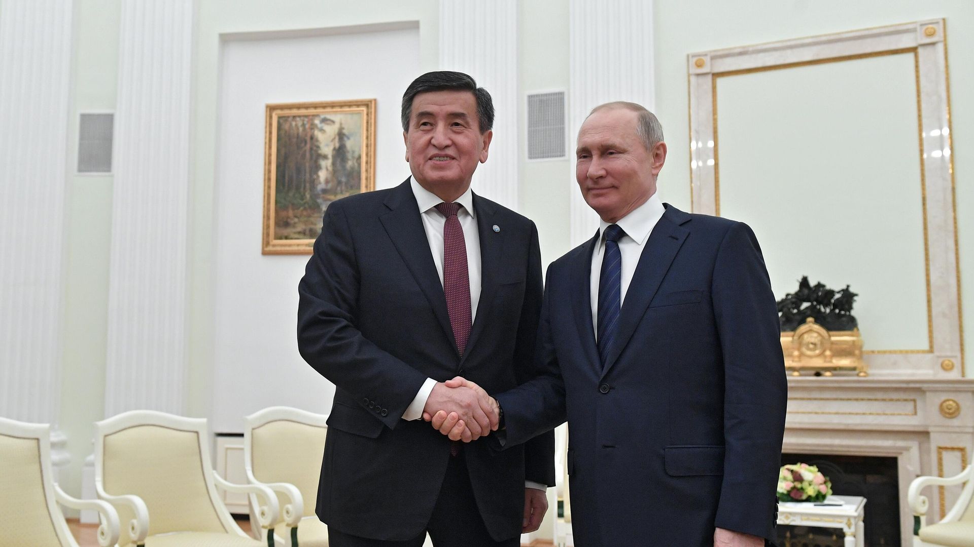 Владимир Путин и президент Киргизии Сооронбай Жээнбеков во время встречи - РИА Новости, 1920, 06.10.2020