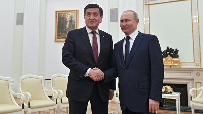 Владимир Путин и президент Киргизии Сооронбай Жээнбеков во время встречи Владимир Путин и президент Киргизии Сооронбай Жээнбеков во время встречи