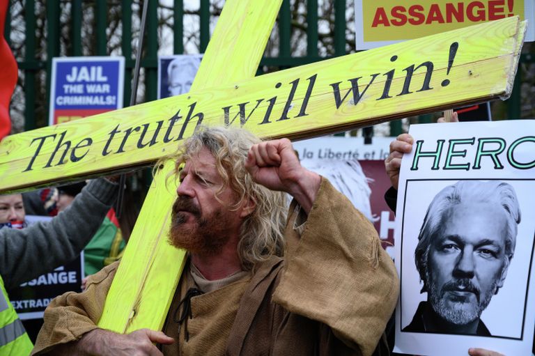 Участник акции в поддержку основателя Wikileaks Джулиана Ассанжа у здания Королевского суда Вулича в Лондоне
