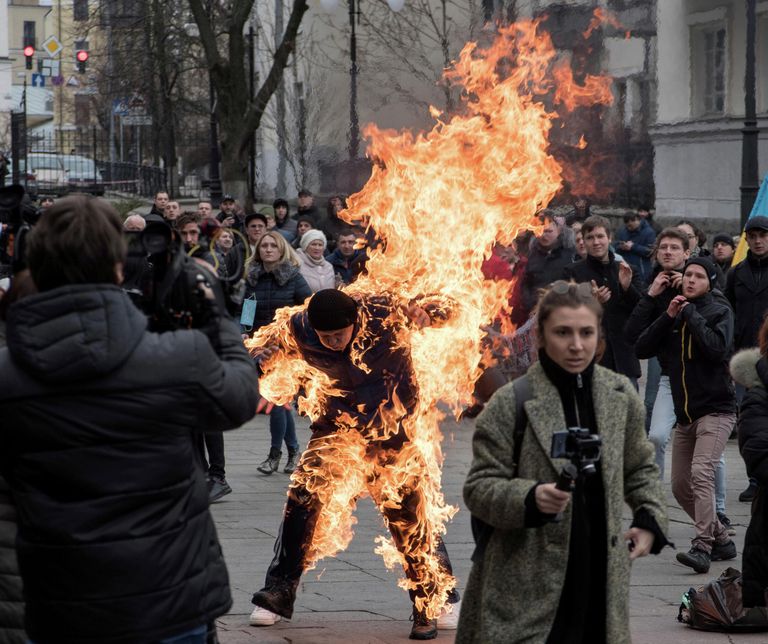Мужчина поджог себя во время акции протеста в Киеве Мужчина поджог себя во время акции протеста в Киеве