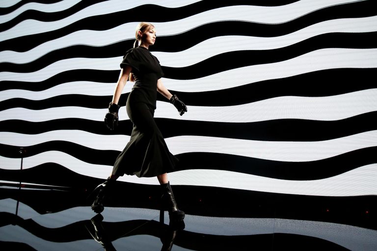 Модель Джиджи Хадид представляет коллекцию Versace Осень-зима/2020 на Неделе моды в Милане Модель Джиджи Хадид представляет коллекцию Versace Осень-зима/2020 на Неделе моды в Милане