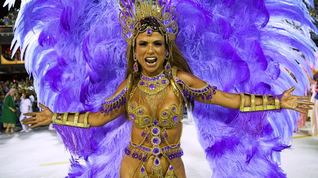 Участница школы самбы Mangueira на карнавале в Рио-де-Жанейро Участница школы самбы Mangueira на карнавале в Рио-де-Жанейро