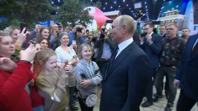 Можно вас обнять?: Владимир Путин пообщался с детьми в парке Остров мечты Можно вас обнять?: Владимир Путин пообщался с детьми в парке Остров мечты