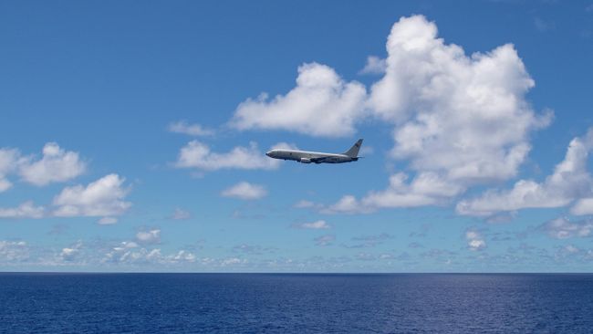 Американский самолет-разведчик P-8A Poseidon в районе острова Гуам в Тихом океане Американский самолет-разведчик P-8A Poseidon в районе острова Гуам в Тихом океане