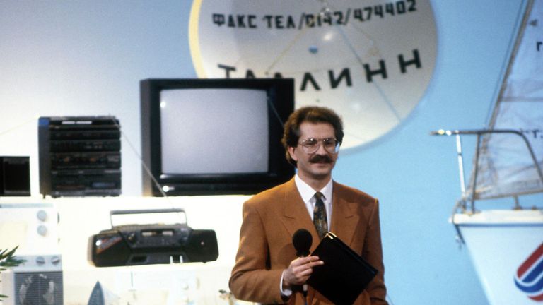 Владислав Листьев - ведущий капитал-шоу Поле чудес на Центральном телевидении Владислав Листьев - ведущий капитал-шоу Поле чудес на Центральном телевидении
