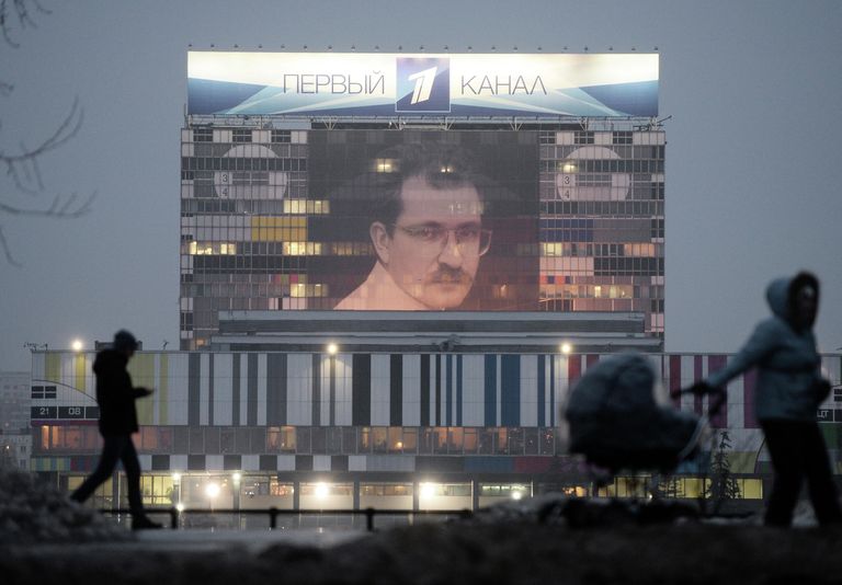 Портрет Владислава Листьева вывесили на здании телецентра Останкино в Москве Портрет Владислава Листьева вывесили на здании телецентра Останкино в Москве