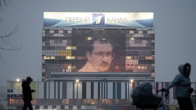Портрет Владислава Листьева вывесили на здании телецентра Останкино в Москве Портрет Владислава Листьева вывесили на здании телецентра Останкино в Москве
