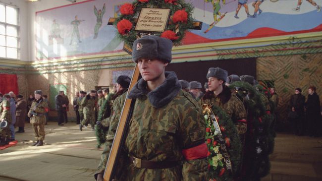 Похороны воинов-десантников 104-го парашютно-десантного полка 76-й гвардейской Псковской дивизии, погибших в бою с чеченскими боевиками у высоты 776 Похороны воинов-десантников 104-го парашютно-десантного полка 76-й гвардейской Псковской дивизии, погибших в бою с чеченскими боевиками у высоты 776