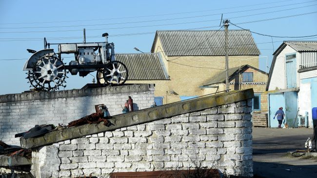 Старинный трактор в деревне Калиновка Киевской области, Украина Старинный трактор в деревне Калиновка Киевской области, Украина