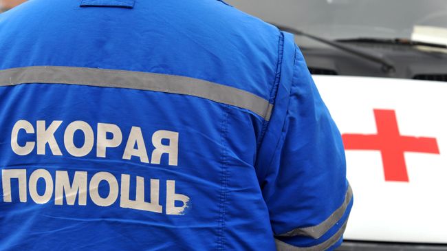 Врач скорой медицинской помощи возле автомобиля Врач скорой медицинской помощи возле автомобиля
