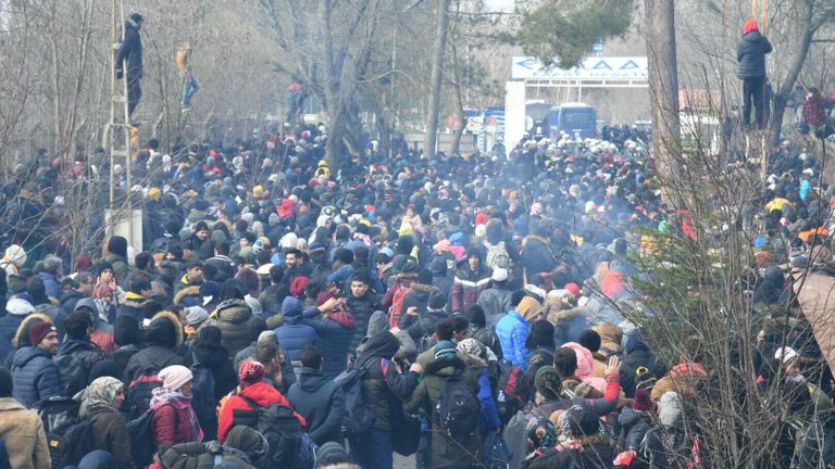 Беженцы возле КПП Пазаркуле (Pazarkule) на границе Турции и Греции Беженцы возле КПП Пазаркуле (Pazarkule) на границе Турции и Греции