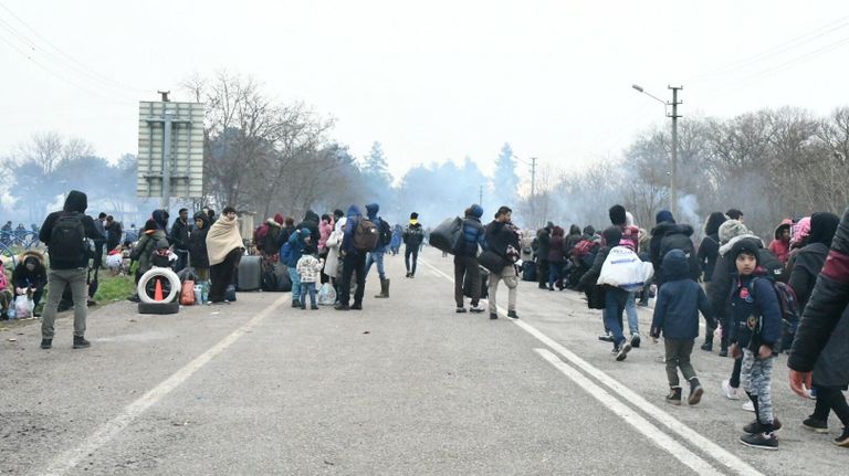 Беженцы возле КПП Пазаркуле (Pazarkule) на границе Турции и Греции Беженцы возле КПП Пазаркуле (Pazarkule) на границе Турции и Греции