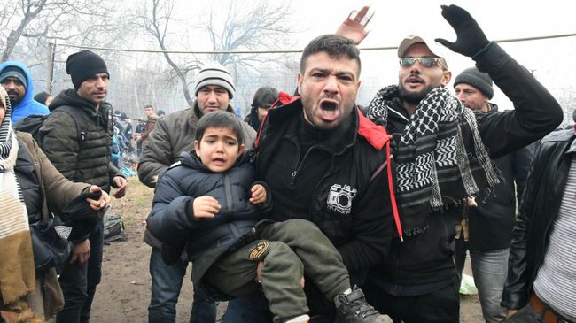 Беженцы возле КПП Пазаркуле (Pazarkule) на границе Турции и Греции Беженцы возле КПП Пазаркуле (Pazarkule) на границе Турции и Греции