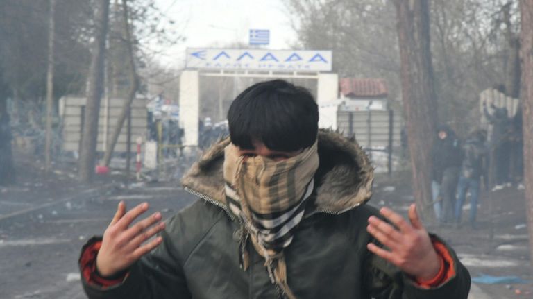 Беженцы возле КПП Пазаркуле (Pazarkule) на границе Турции и Греции Беженцы возле КПП Пазаркуле (Pazarkule) на границе Турции и Греции