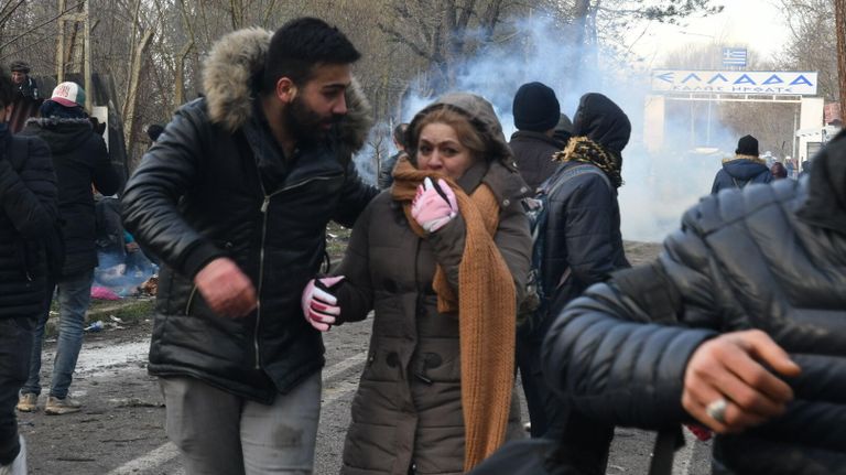 Беженцы возле КПП Пазаркуле (Pazarkule) на границе Турции и Греции Беженцы возле КПП Пазаркуле (Pazarkule) на границе Турции и Греции