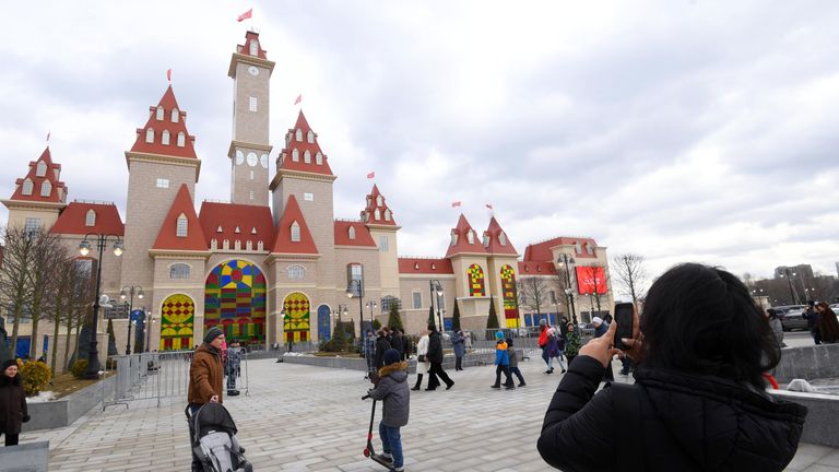 Посетители на открытии тематического парка Остров мечты в Нагатинской пойме в Москве. 29 февраля 2020 Посетители на открытии тематического парка Остров мечты в Нагатинской пойме в Москве. 29 февраля 2020