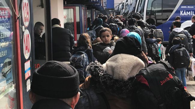 Беженцы из Сирии и других стран на автовокзале в Турции Беженцы из Сирии и других стран на автовокзале в Турции